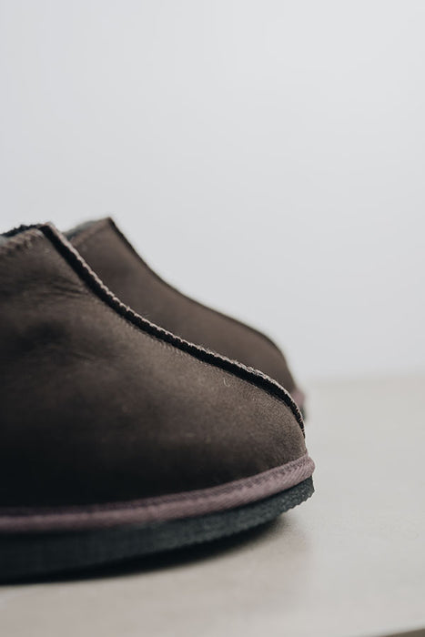 Close up of the toe post of a pair of dark brown coloured ankle-high sheepskin slipper (Henry)