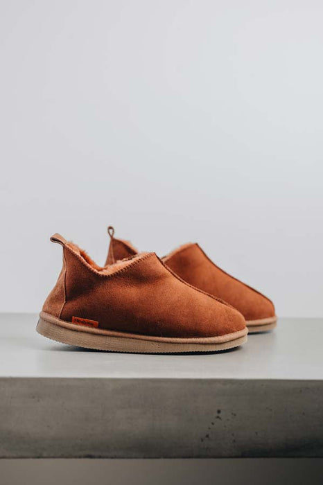 Rust coloured ankle-high men’s sheepskin slipper - Hetty profile view