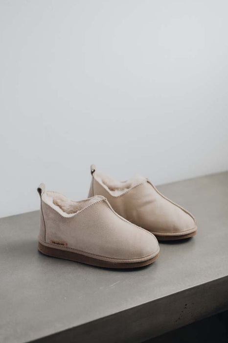 Vanilla coloured ankle-high men’s sheepskin slipper - Hetty profile view